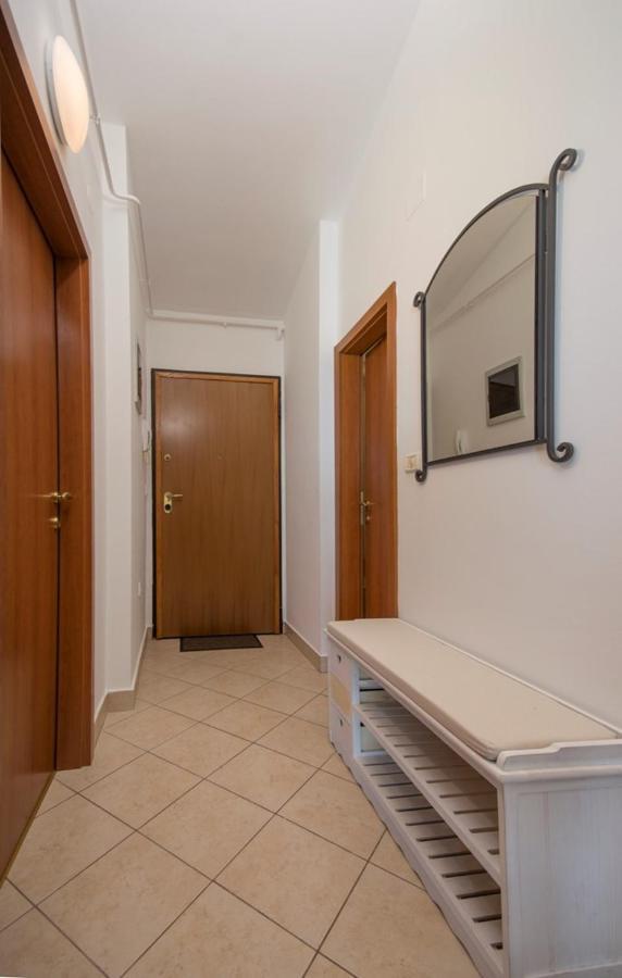 City Centre Sea View Apartment Пула Екстер'єр фото