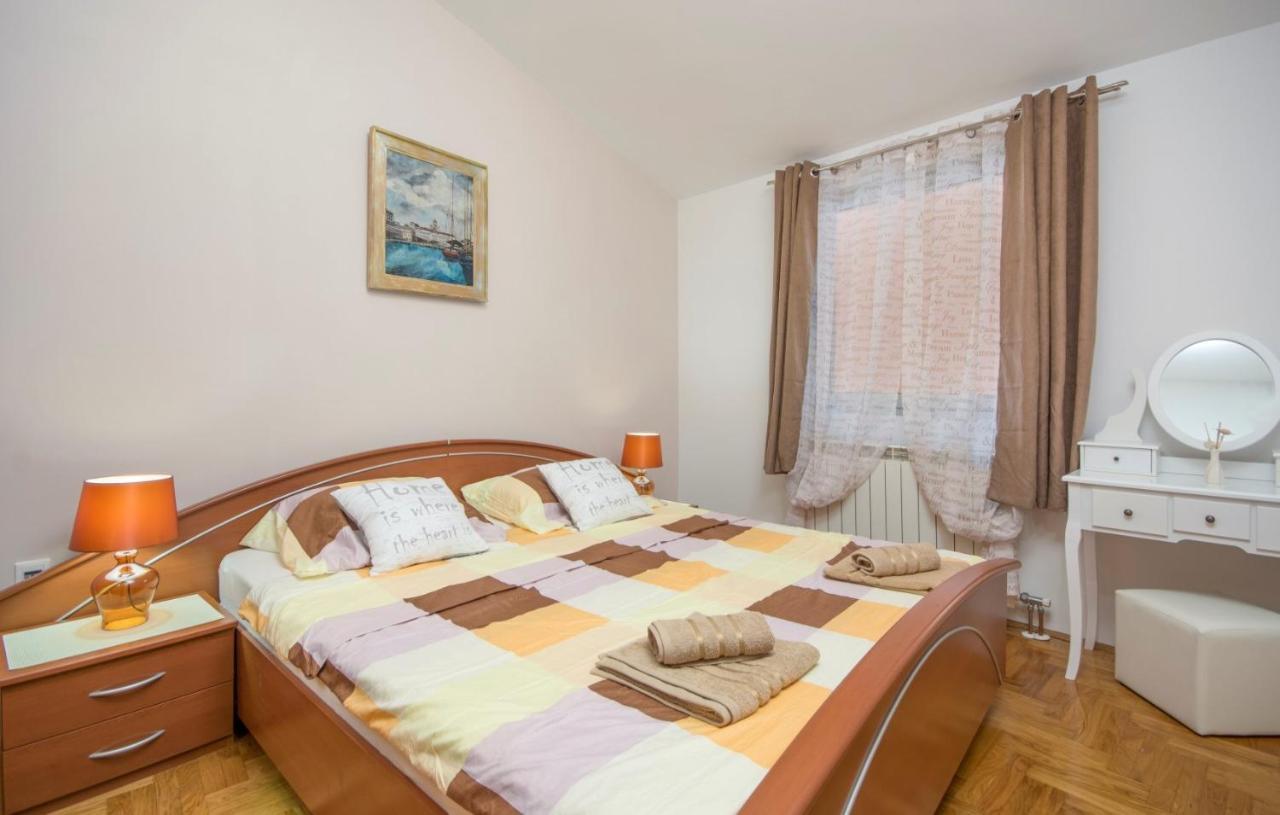 City Centre Sea View Apartment Пула Екстер'єр фото