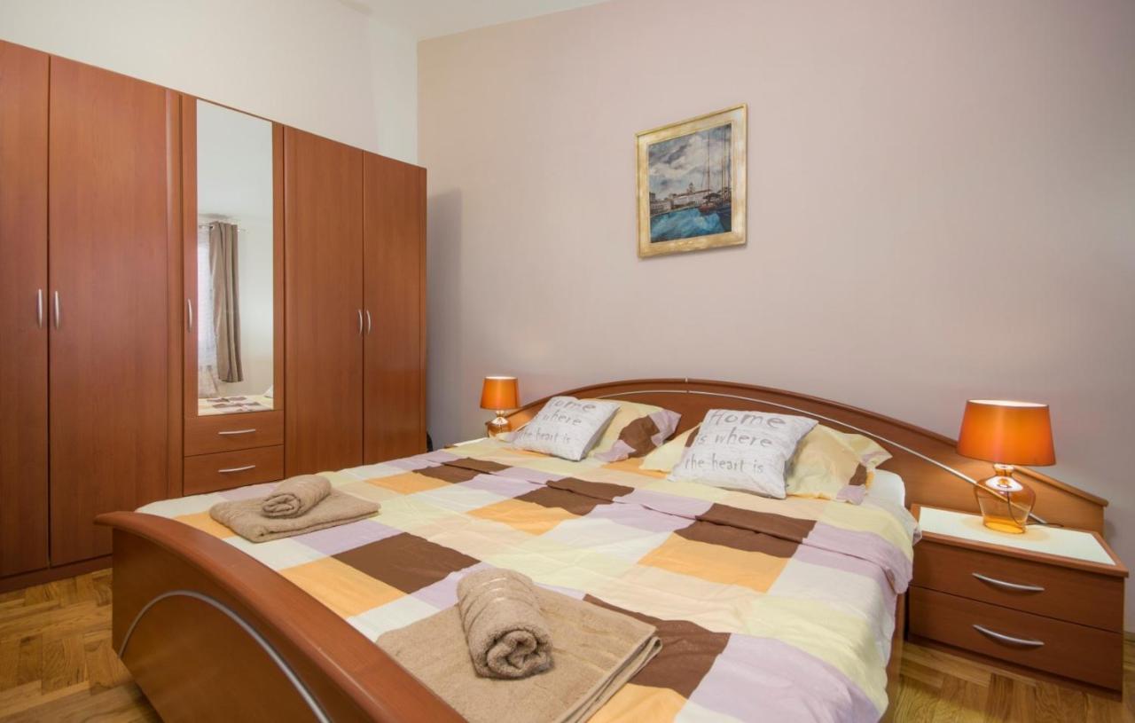 City Centre Sea View Apartment Пула Екстер'єр фото