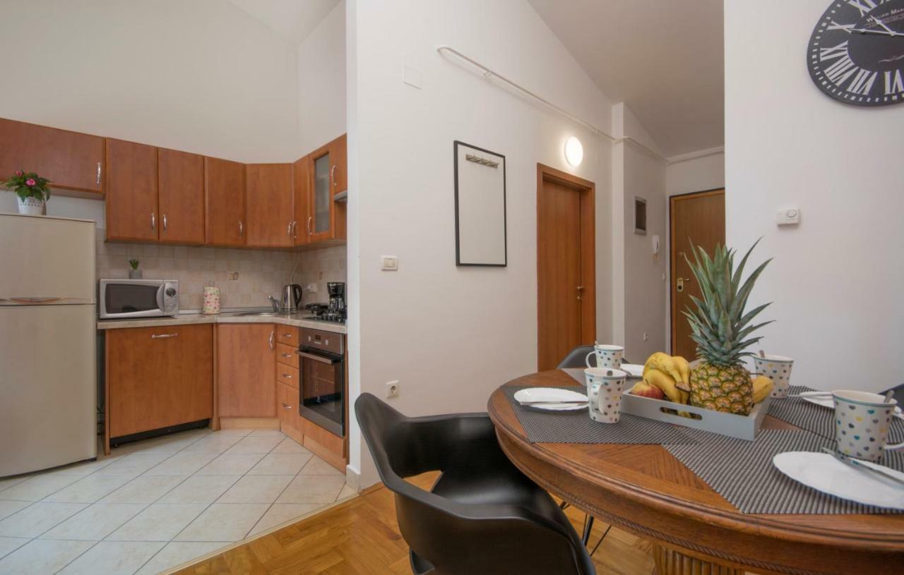 City Centre Sea View Apartment Пула Екстер'єр фото