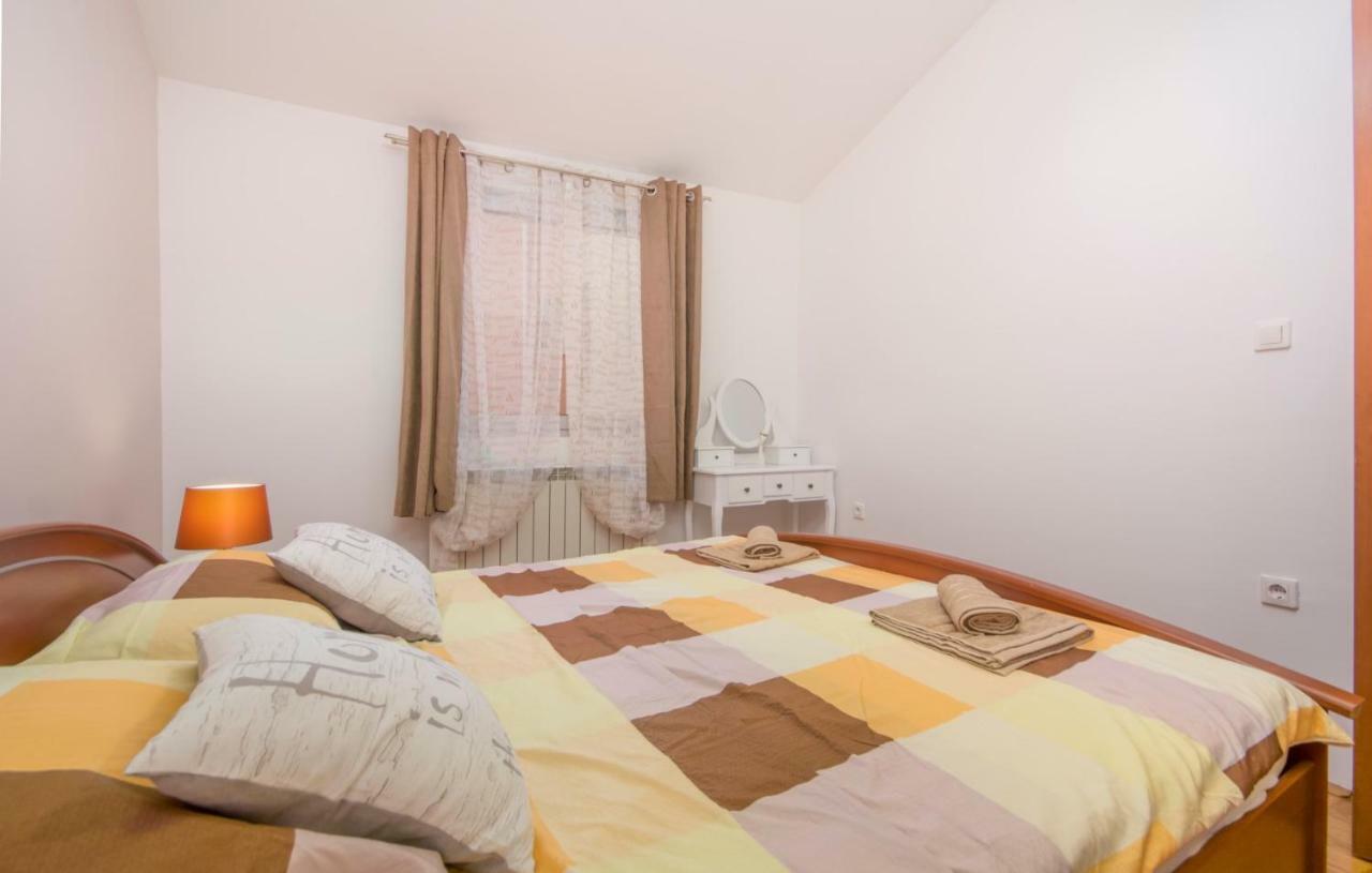 City Centre Sea View Apartment Пула Екстер'єр фото